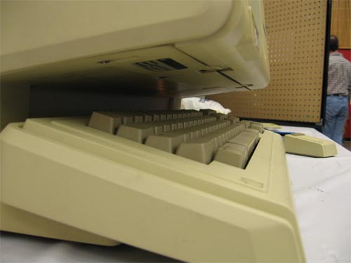 Side view of the Lisa 1 keyboard.